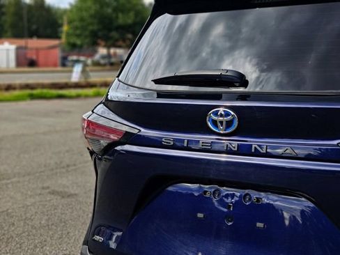 Used 2023 Toyota Sienna LE AWD/4WD image 8