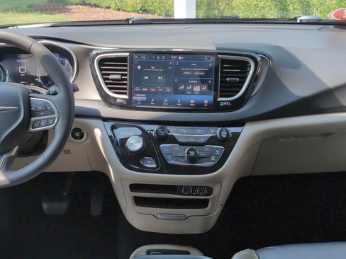 Used 2024 Chrysler Pacifica Touring-L FWD image 28