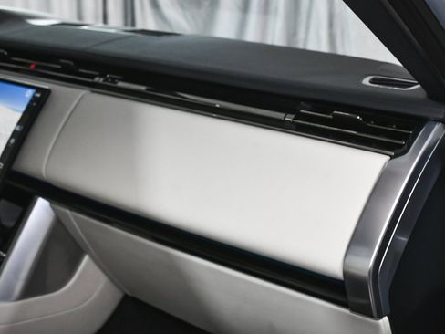 Used 2025 Land Rover Range Rover SE image 71