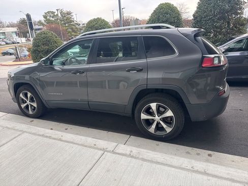 Used 2019 Jeep Cherokee Limited image 10