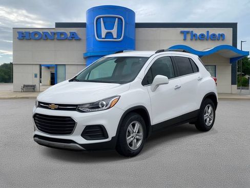 Used 2020 Chevrolet Trax LT w/ Driver Confidence Package FWD image 2