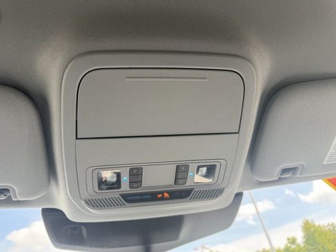 Used 2024 Ford Explorer XLT RWD image 30