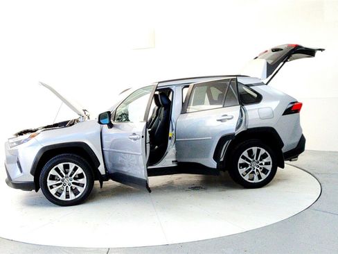 Certified 2022 Toyota RAV4 XLE Premium image 10