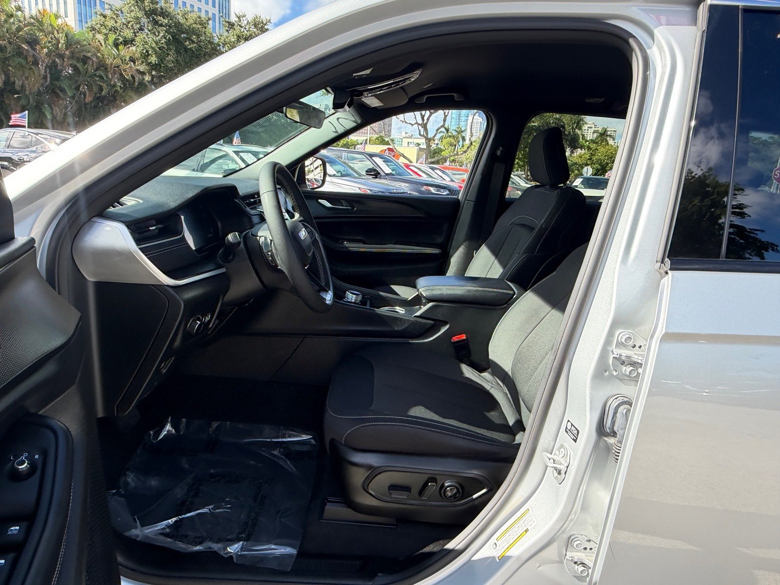 Used 2025 Jeep Grand Cherokee Laredo w/ MOPAR Finishing Package RWD image 9
