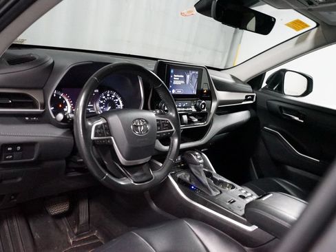 Used 2023 Toyota Highlander XLE FWD image 7