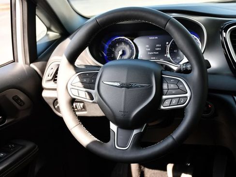 Used 2025 Chrysler Pacifica Select FWD image 20