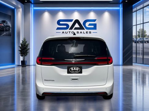 Used 2024 Chrysler Pacifica Touring-L FWD image 6