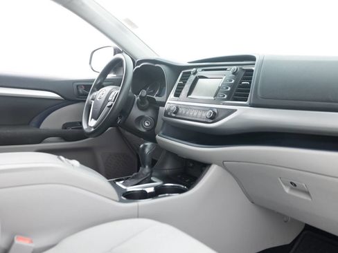 Used 2016 Toyota Highlander LE AWD/4WD image 29