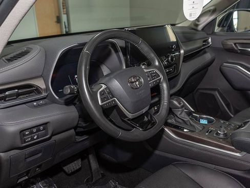 Used 2024 Toyota Highlander Limited AWD/4WD image 11