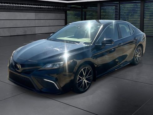 Used 2024 Toyota Camry SE image 1