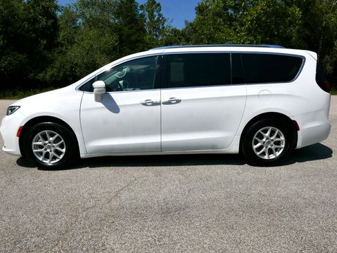 Used 2021 Chrysler Pacifica Touring-L image 2