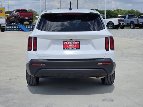 Used 2023 Kia Sorento LX FWD image 6