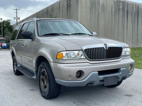Used 2001 Lincoln Navigator 4WD image 3