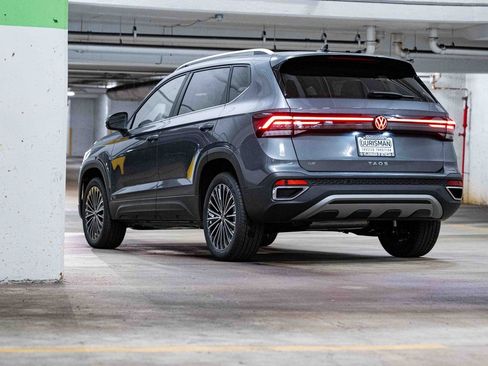 New 2025 Volkswagen Taos SE image 5