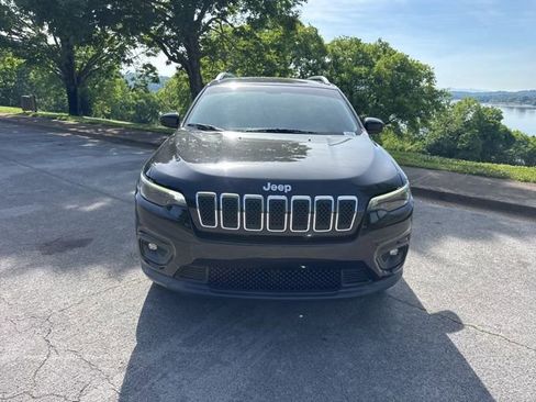 Used 2019 Jeep Cherokee Latitude w/ Cold Weather Group AWD/4WD image 2
