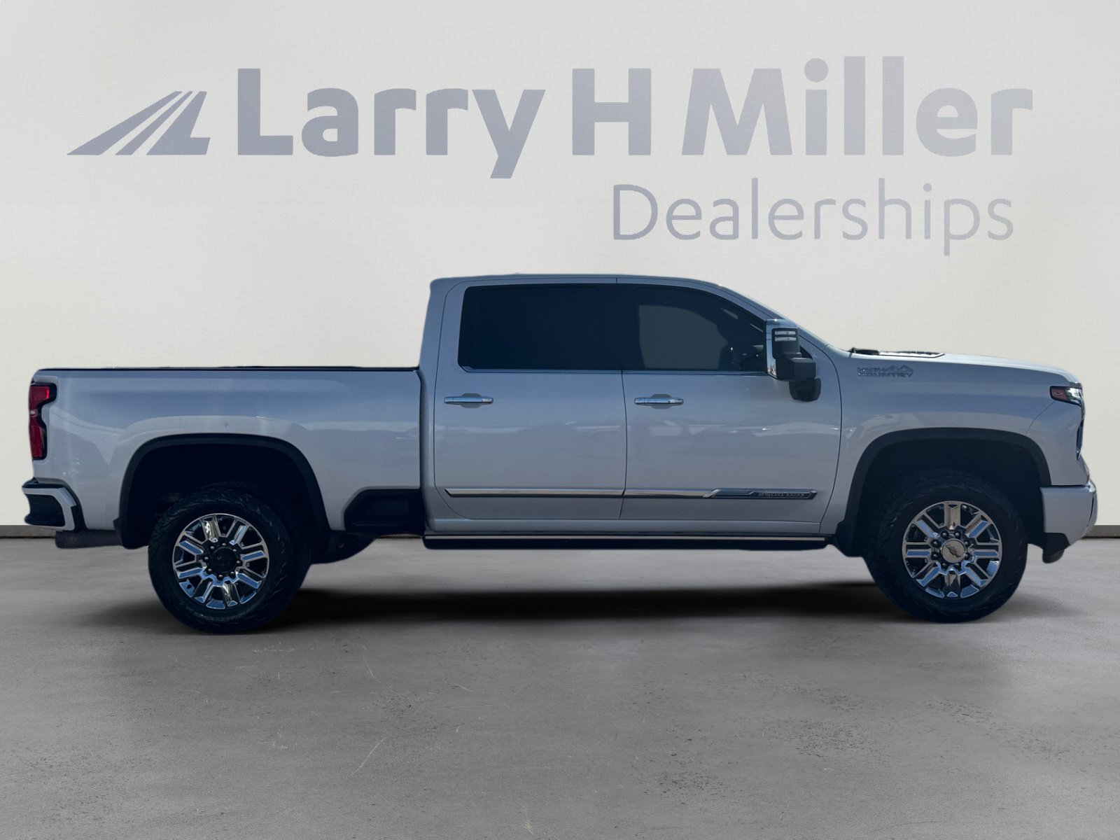 Used 2024 Chevrolet Silverado 2500 High Country w/ Technology Package AWD/4WD image 6