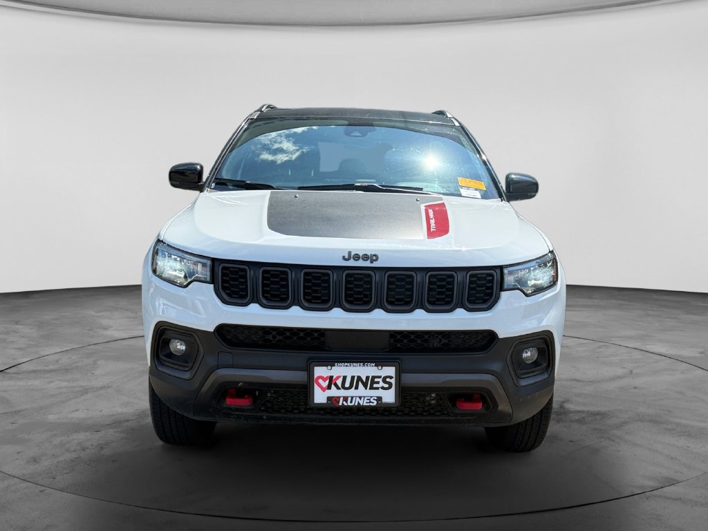 Used 2025 Jeep Compass Trailhawk AWD/4WD image 3