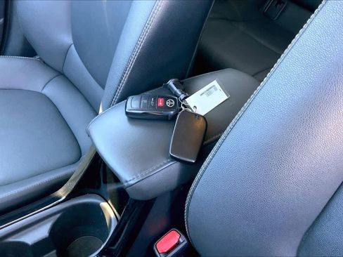 Used 2022 Toyota Corolla Cross XLE image 14