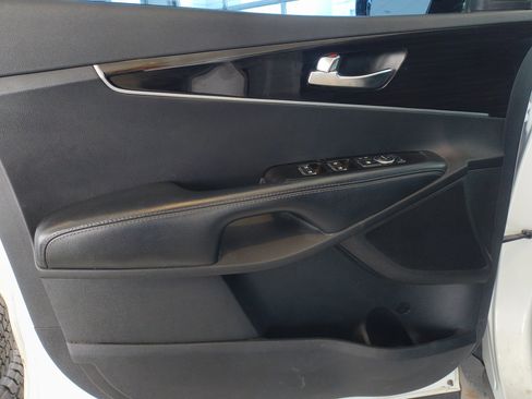 Used 2020 Kia Sorento LX image 12