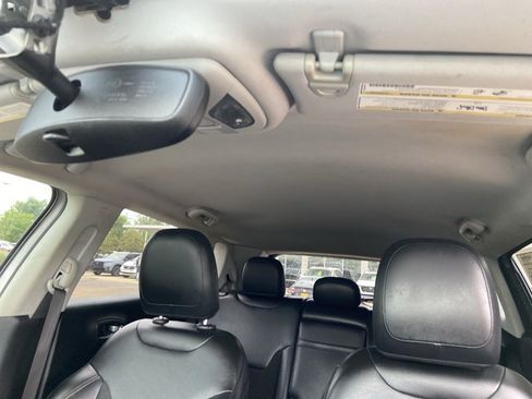 Used 2019 Jeep Compass Latitude FWD image 32