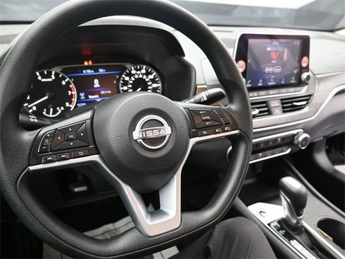 Used 2025 Nissan Altima 2.5 SV image 13