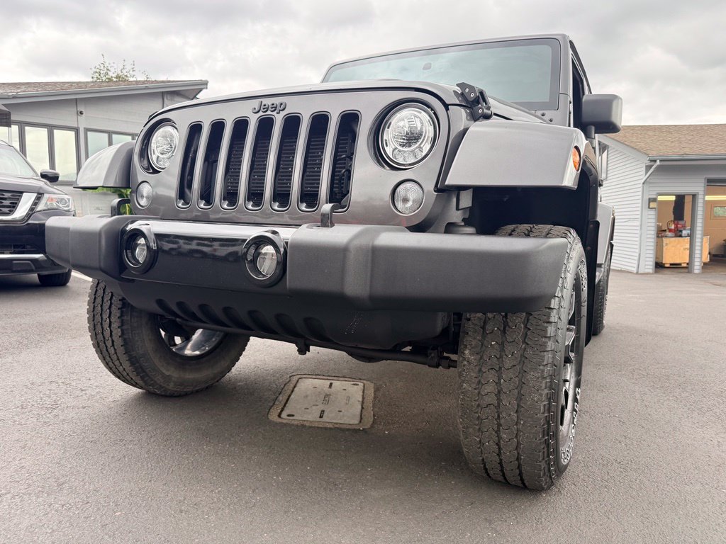 Used 2018 Jeep Wrangler Unlimited Sahara w/ Max Tow Package AWD/4WD image 10
