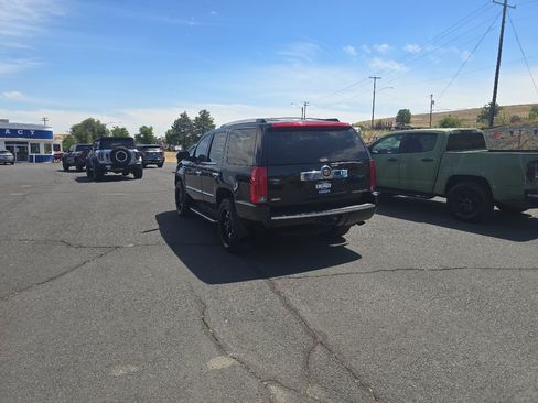 Used 2011 Cadillac Escalade Luxury AWD/4WD image 5