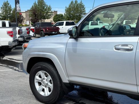 Used 2016 Toyota 4Runner SR5 AWD/4WD image 6
