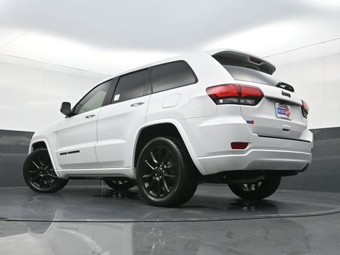 Used 2020 Jeep Grand Cherokee Altitude RWD image 28