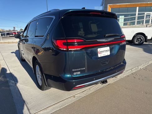 Used 2021 Chrysler Pacifica Touring-L w/ Uconnect Theater Family Group image 3