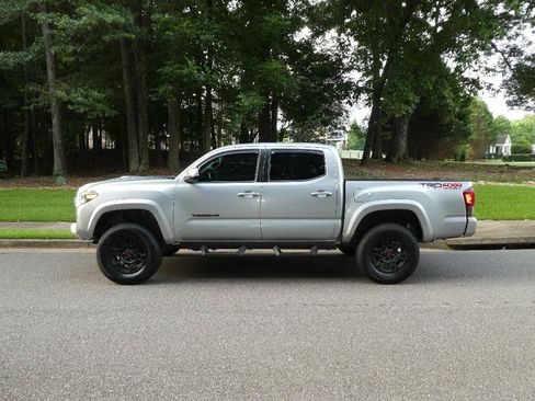 Used 2019 Toyota Tacoma TRD Sport AWD/4WD image 1