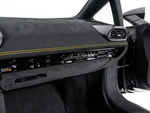 Used 2018 Lamborghini Huracan Performante image 37