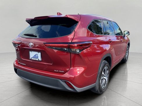 Used 2022 Toyota Highlander XLE AWD/4WD image 11