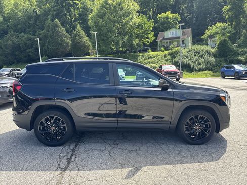 Used 2023 GMC Terrain SLE w/ Driver Convenience Package AWD/4WD image 5