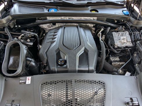 Certified 2025 Porsche Macan image 28