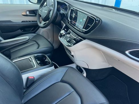 Used 2024 Chrysler Pacifica Select image 14
