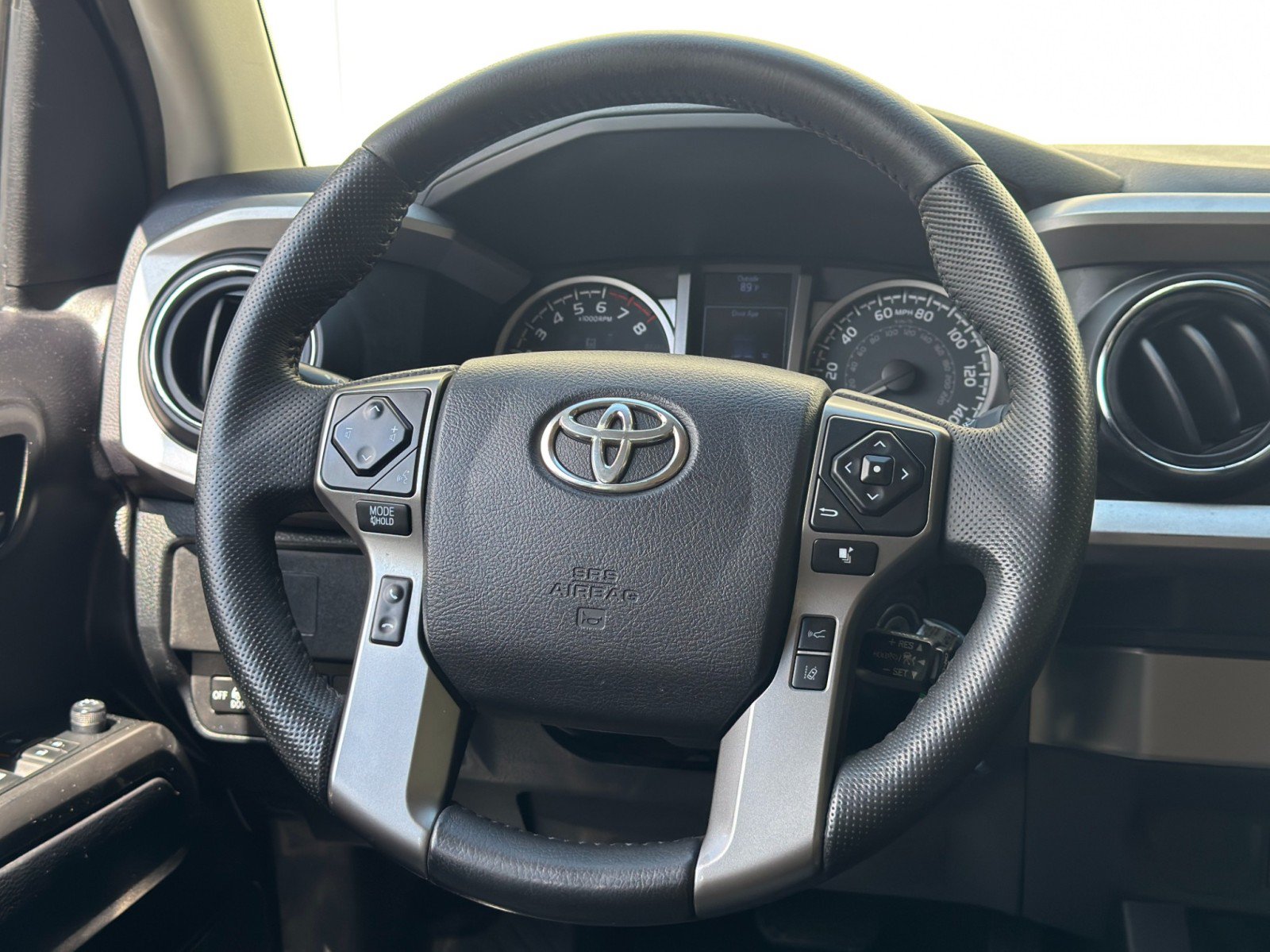 Used 2020 Toyota Tacoma SR5 RWD image 18