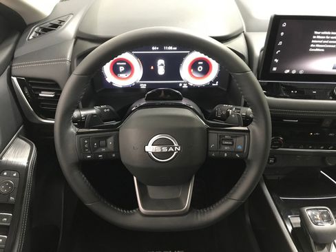 Used 2025 Nissan Rogue SL w/ Tech Package AWD/4WD image 6