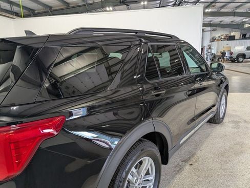 Used 2022 Ford Explorer XLT AWD/4WD image 3