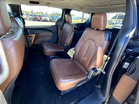 Used 2017 Chrysler Pacifica Limited image 21