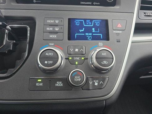 Used 2020 Toyota Sienna SE image 33