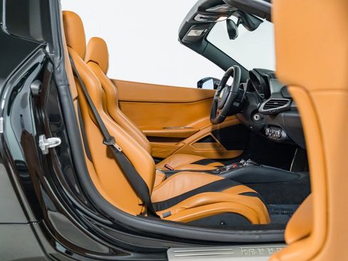 Used 2014 Ferrari 458 Spider image 32