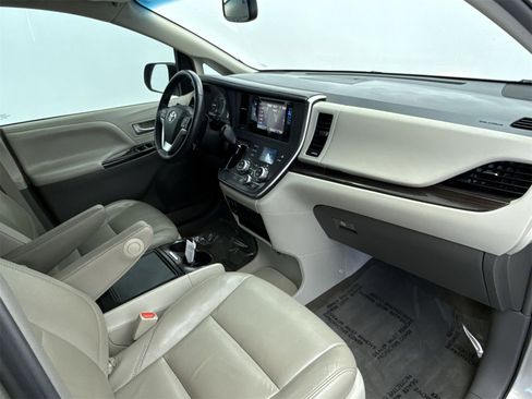 Used 2017 Toyota Sienna XLE image 15
