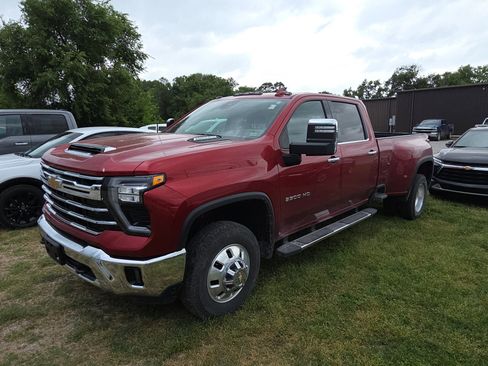 Used 2025 Chevrolet Silverado 3500 LTZ w/ LTZ Convenience Package AWD/4WD image 3
