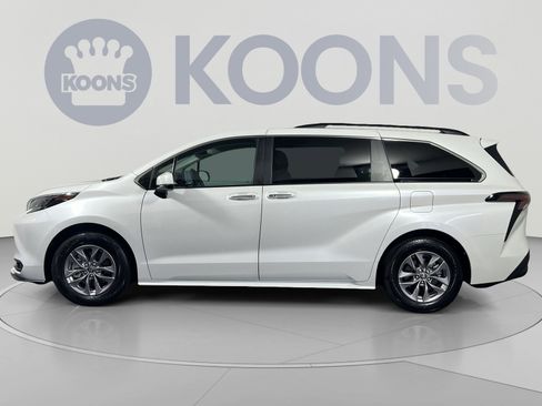 Used 2025 Toyota Sienna XLE AWD/4WD image 7