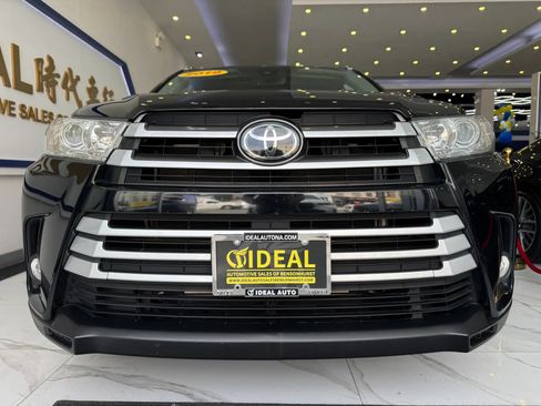 Used 2019 Toyota Highlander XLE AWD/4WD image 3