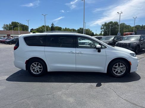 Used 2023 Chrysler Pacifica Touring-L FWD image 6