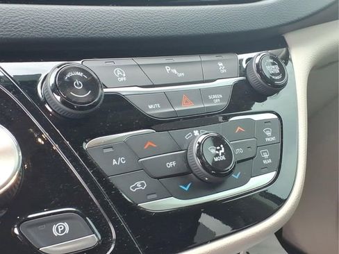 Used 2020 Chrysler Pacifica Touring-L Plus FWD image 10
