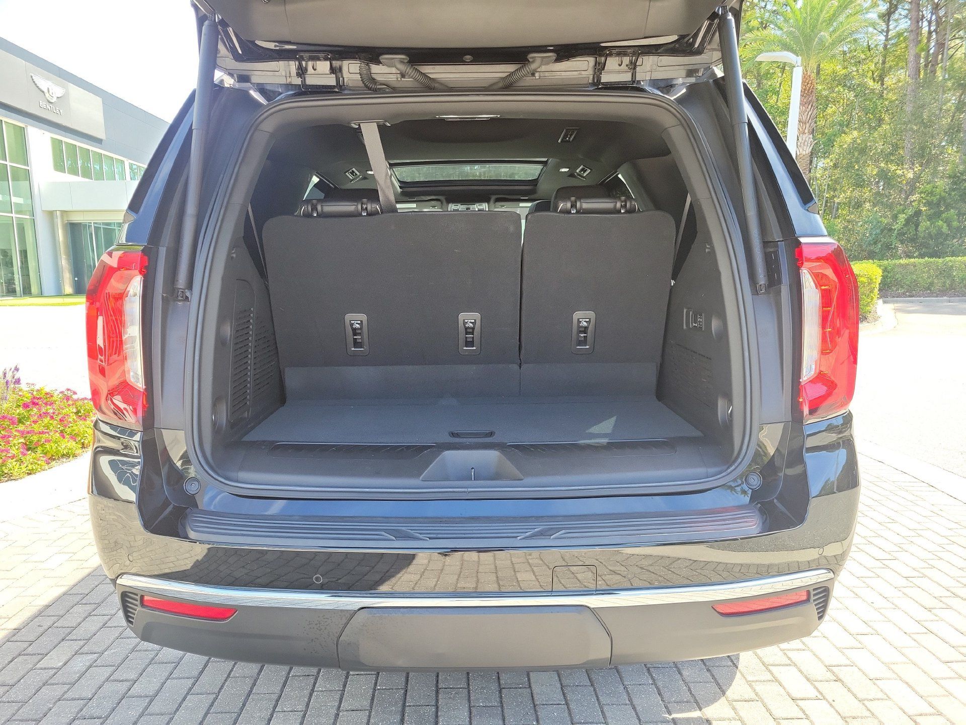 Used 2023 GMC Yukon SLT w/ SLT Premium Package RWD image 12