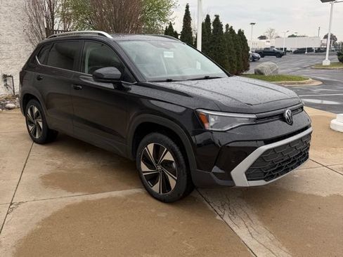 Used 2025 Volkswagen Taos SE AWD/4WD image 7